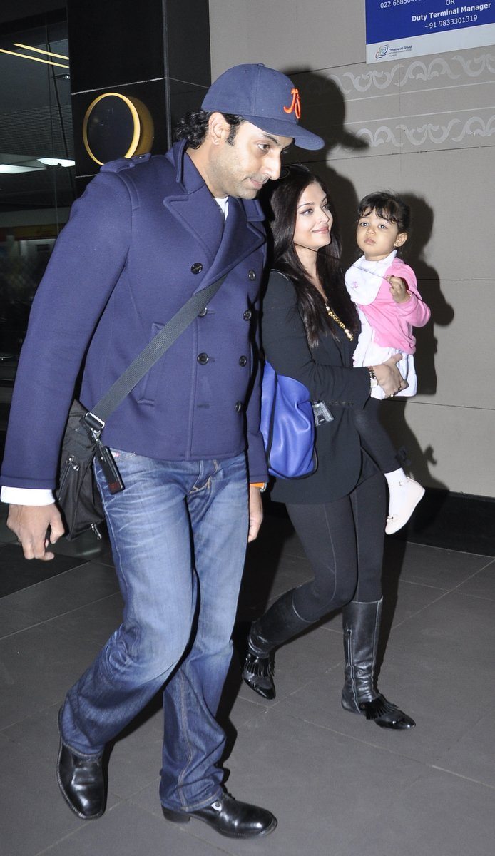 Abhishek Bachchan, Aishwarya Rai Bachchan and Aaradhya Bachchan snapped at  the airport