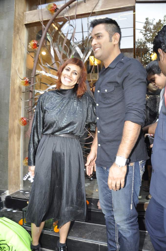 Mahendra Singh Dhoni launches Sapna Bhavnani's Mad-O-Wot parlour -  Bollywood Garam