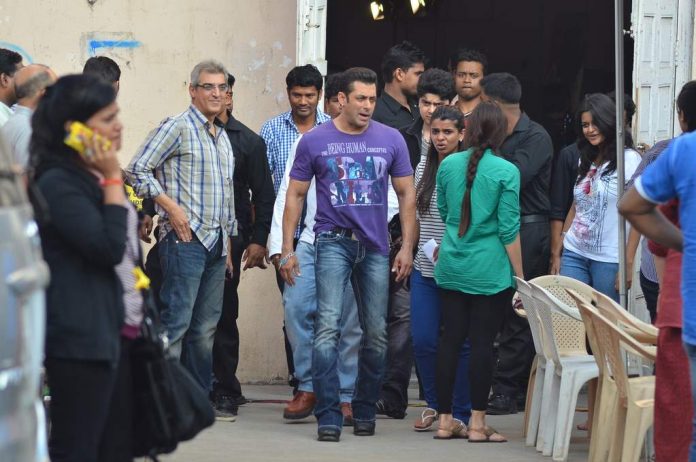 SAlman and daisy at jai ho sets (4)