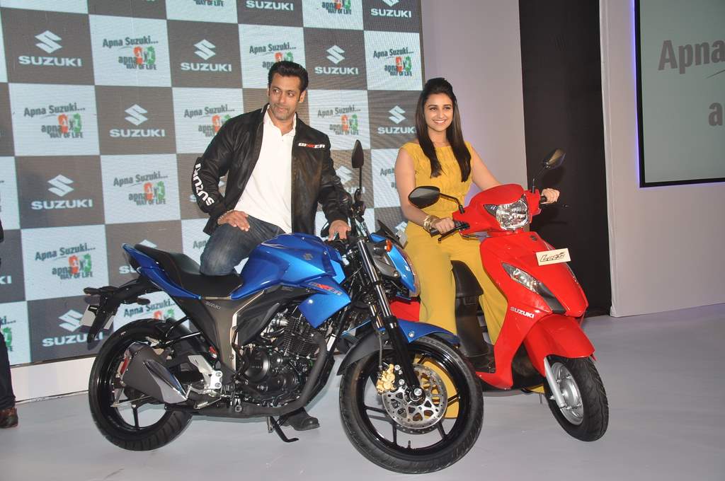Salman and parineeti at suzuki launch (3)