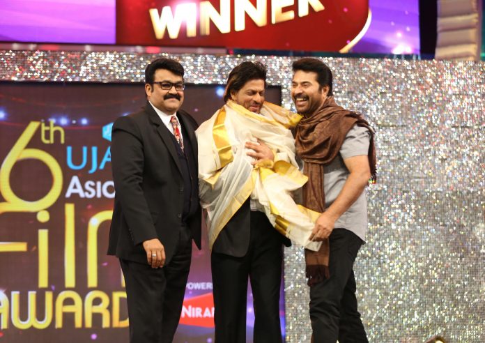 Shahrukh KHan honoured Asianet (3)