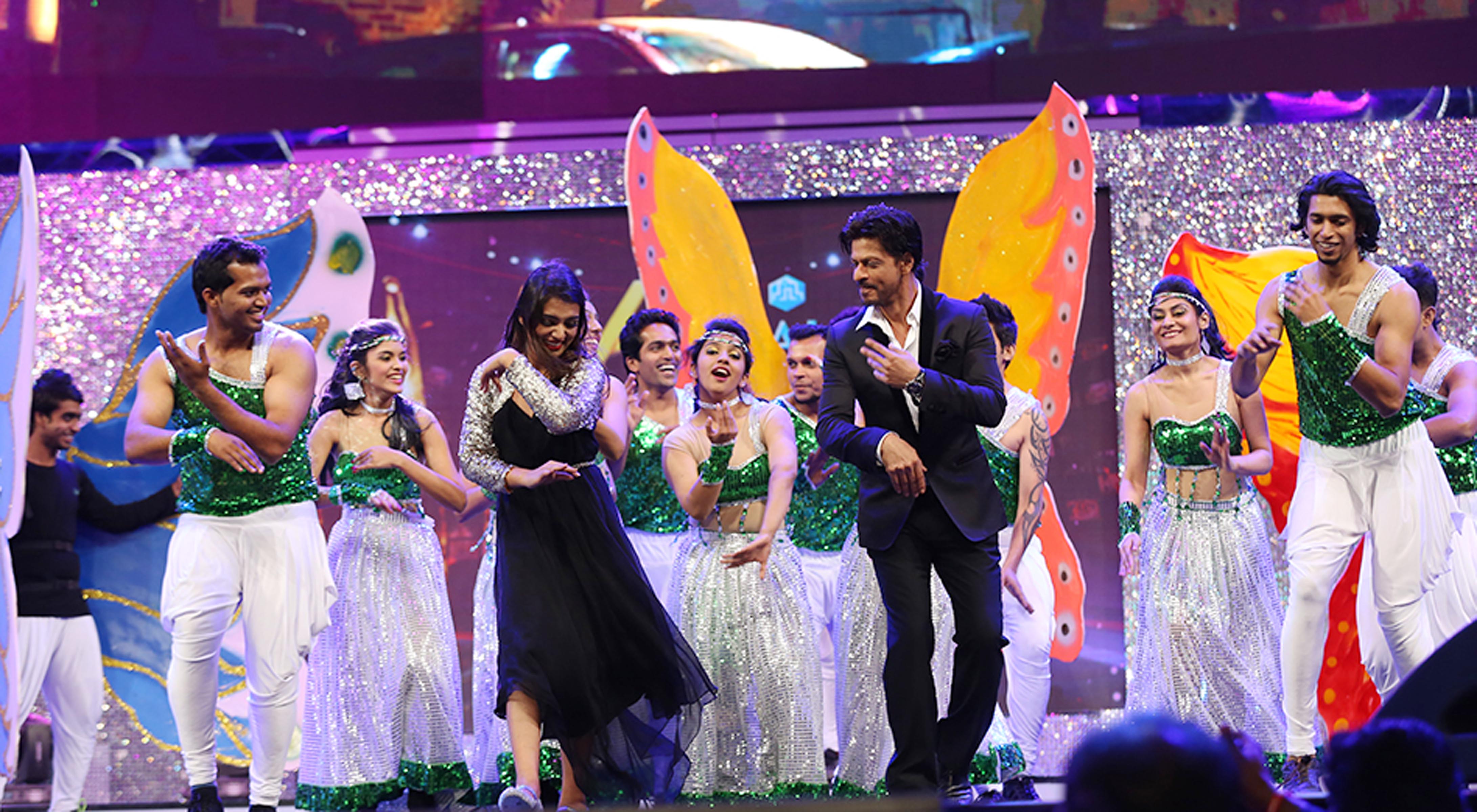 Shahrukh KHan honoured Asianet (5)