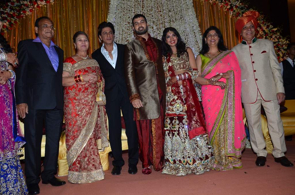 Shahrukh and Abhishek at wedding (1)