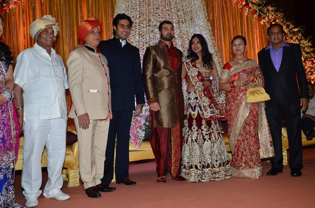 Shahrukh and Abhishek at wedding (5)