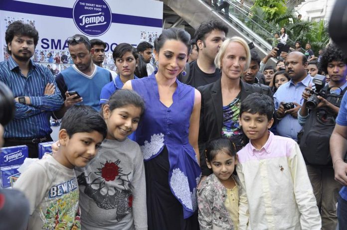 karisma kapoor at tempo event (3)