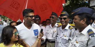 Suniel Shetty distributes water bottles to traffic cops