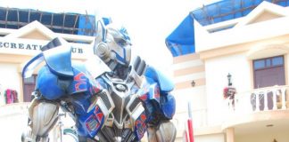 Badi Door Se Aaye Hain cast poses with Transformers robot
