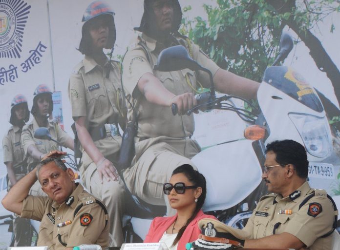 Rani With Cops (1)