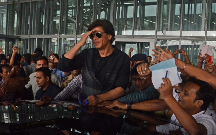 SRK mobbed