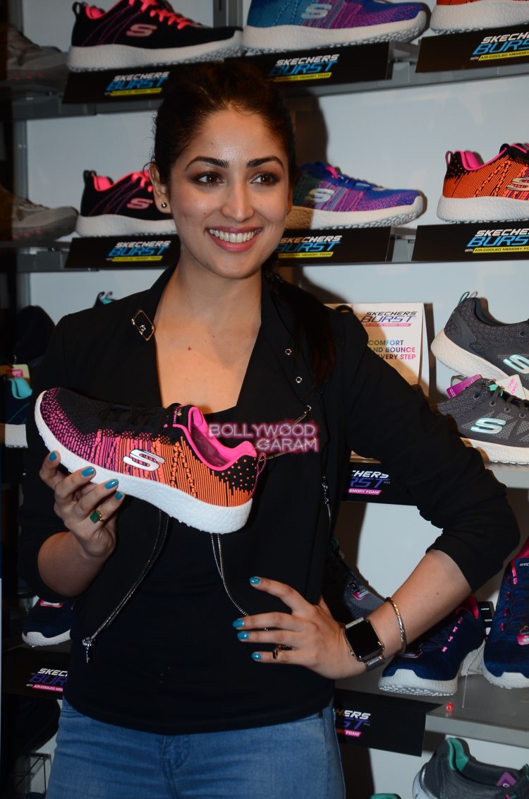 yami skechers2