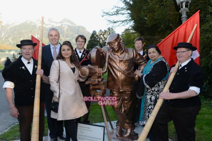 Yash chopra statue1