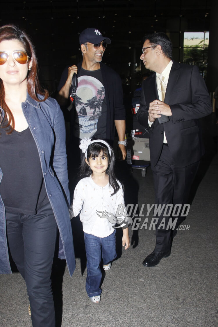 airport-fashion-akshay-kumar-with-family