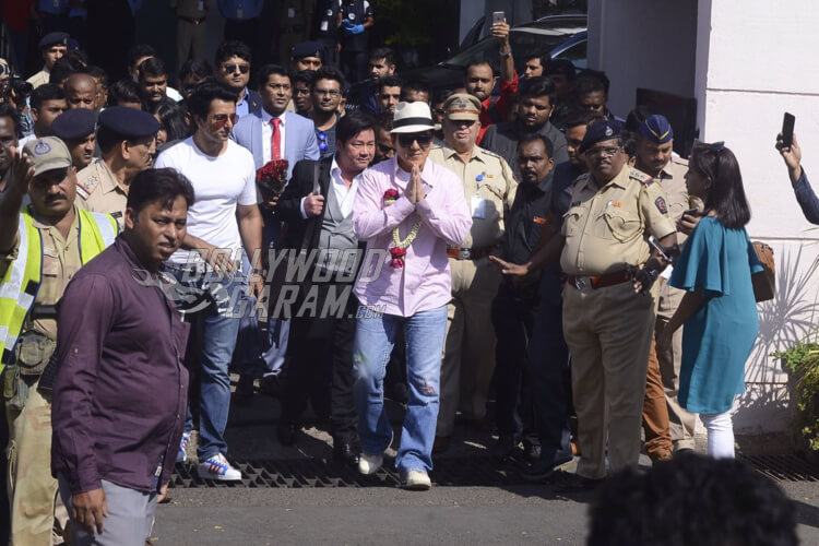 Jackie-chan-Mumbai-Airport-2017 (1)