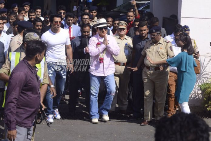 Jackie-chan-mumbai-airport-2017 (3)