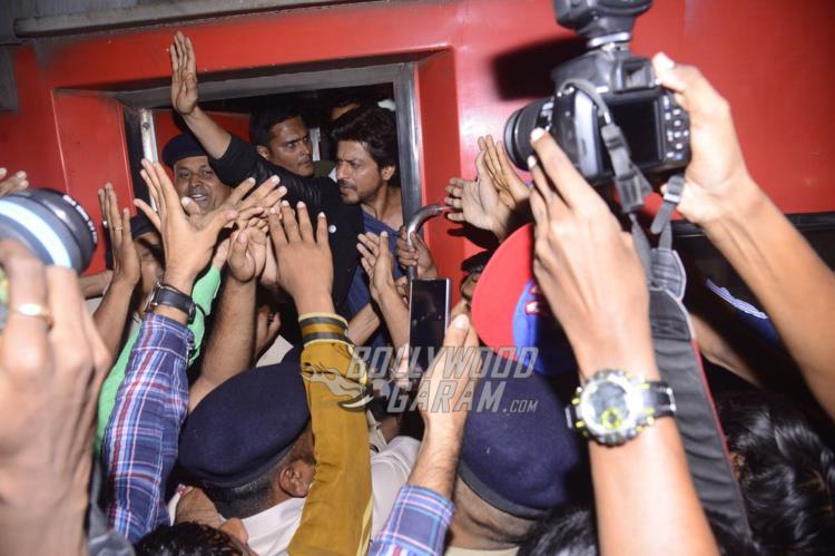 Shahrukh waves to fans