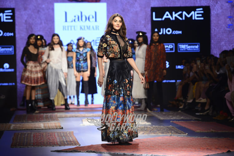 Vaani-Kapoor-Lakme-Fashion-Week-2017-13