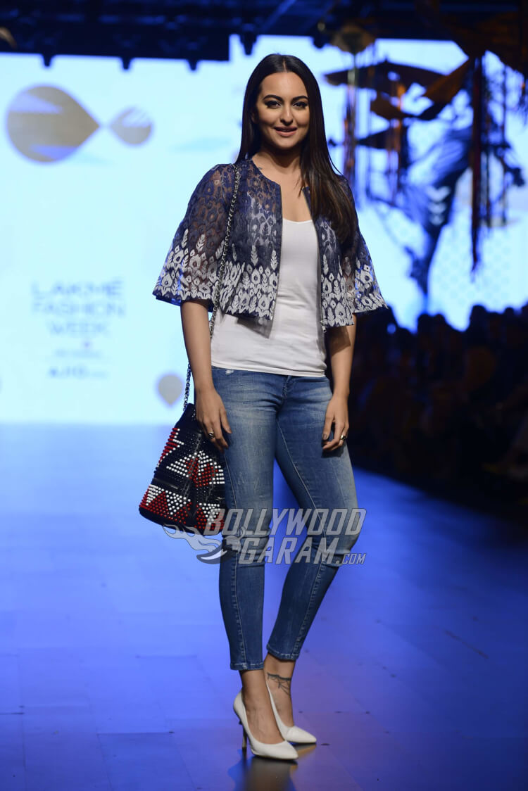 sonakshi-sinha-Amit-Aggarwal-Lakme-Fashion-Week-20173