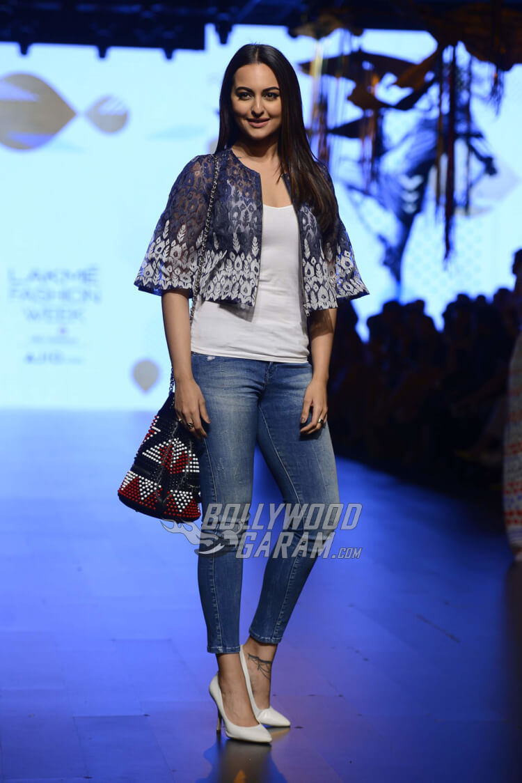 sonakshi-sinha-Amit-Aggarwal-Lakme-Fashion-Week-20176