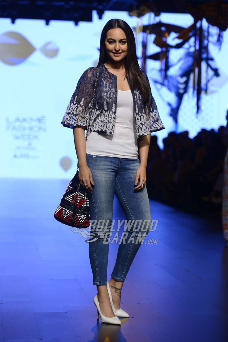 sonakshi-sinha-Amit-Aggarwal-Lakme-Fashion-Week-20178