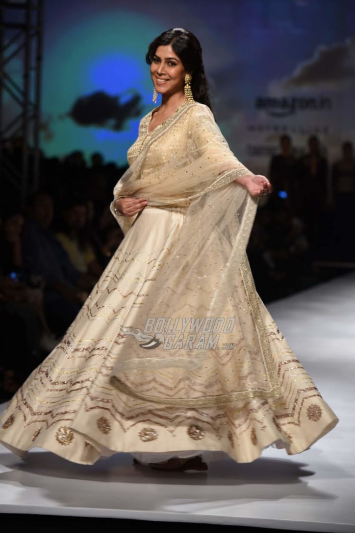 Sakshi-Tanwar-AIFW-Autumn-Winter-2017-3