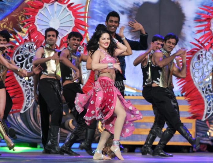 Sunny-Leone-Zee-Cine-Awards-2017-4