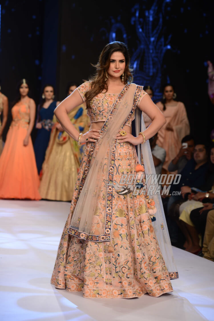 Zarine Khan walks as showstopper at Delhi Times PCJ India Showcase Week 2017 on Day 2 