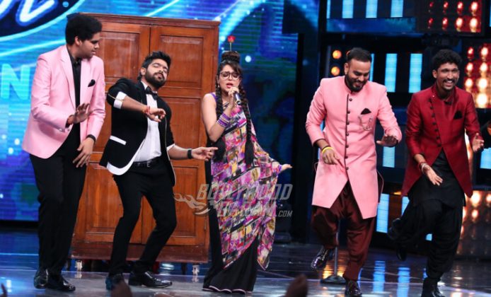 Sunil Grover as Dr. Mashoor Gulati and Rinku Bhabhi on Indian Idol S9 Grand Finale