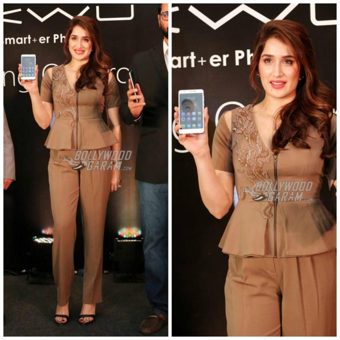 Sagarika Ghatge launches Omnicron smartphone