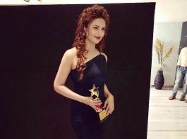 Video – Divyanka Tripathi receives Most Admired Leader In Entertainment Industry Award!
