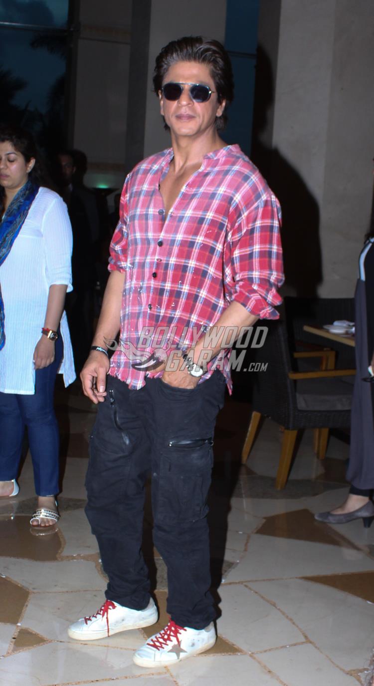 Hot In Casuals! Shah Rukh Khan Snapped At Airport