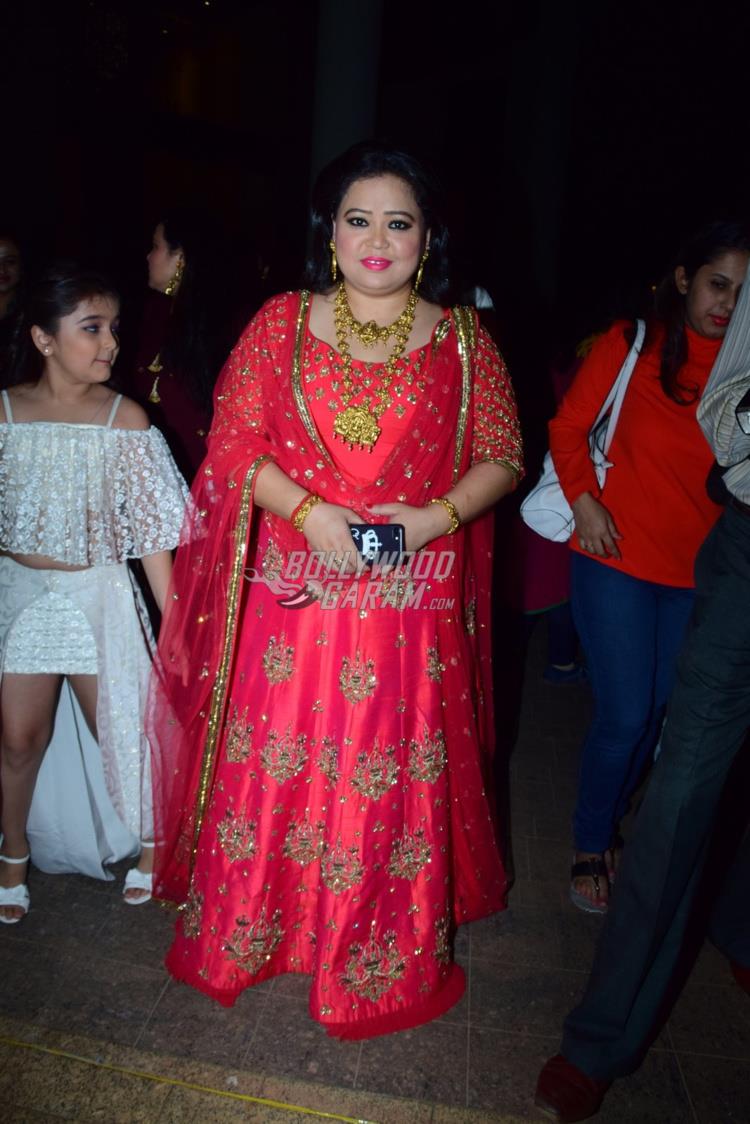 Bride Bharti Singh, who looked stunning in pink and blue designer lehenga,  pose on her wedding day - Photogallery